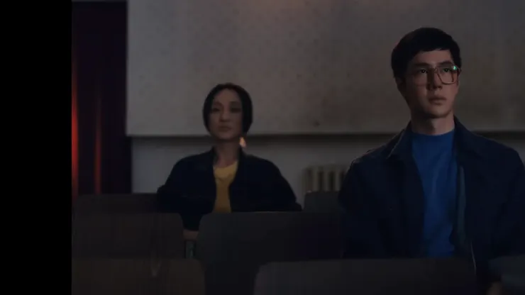 剪了去頭髮、換上了清一色藍夾克廠服的李默，似乎只為了在電影院裡，找到他創作的另一個黃金家園。