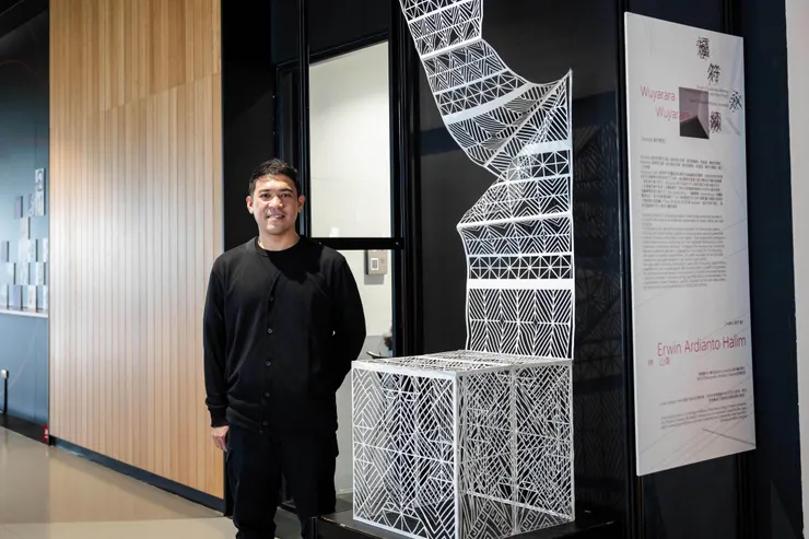 圖說：Erwin Ardianto Halim的作品「Wuyarara Wuyarara」，以印尼傳統編織技術為靈感，結合現代設計元素，展現出文化的智慧與力量。（資源來源：臺南400－「福符永續，多元文化流動祈福計畫」）