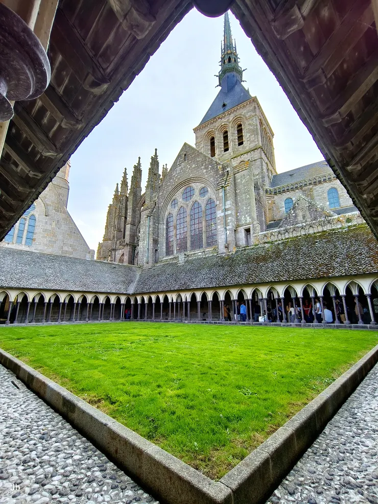 【迴廊不見修士沉思惟聞遊客讚聲！令人嘆為觀止的修道院迴廊，到處都很好拍。】