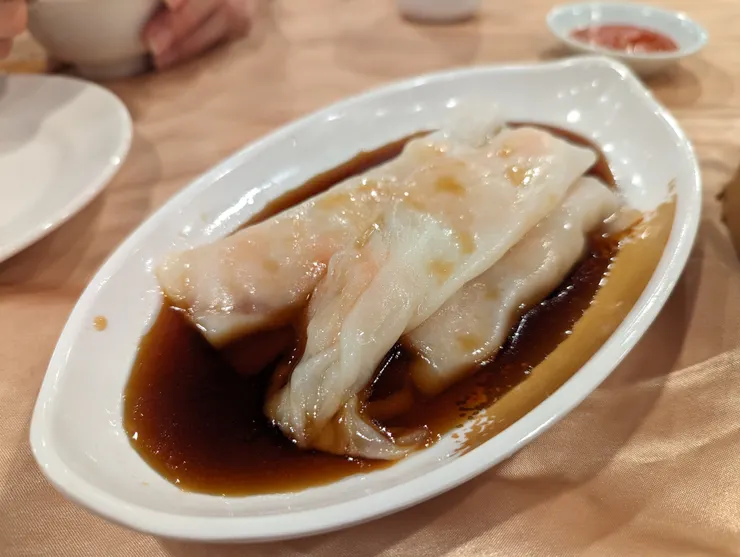 港九香滿樓的蝦仁腸粉雖然賣相普,但皮不會太厚,吸附醬汁搭配大顆蝦仁讚讚!