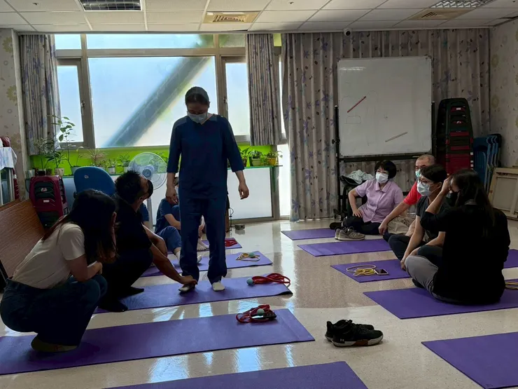 很多人以為,醫護最懂身體。 但在那天的課堂上,我們看到的,卻是一群總是忘了照顧自己的身影