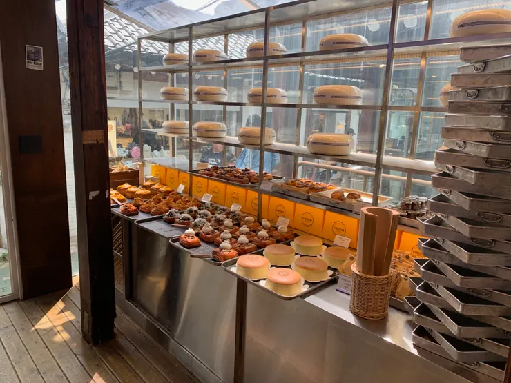 剛出爐的麵包蛋糕，熱呼呼。