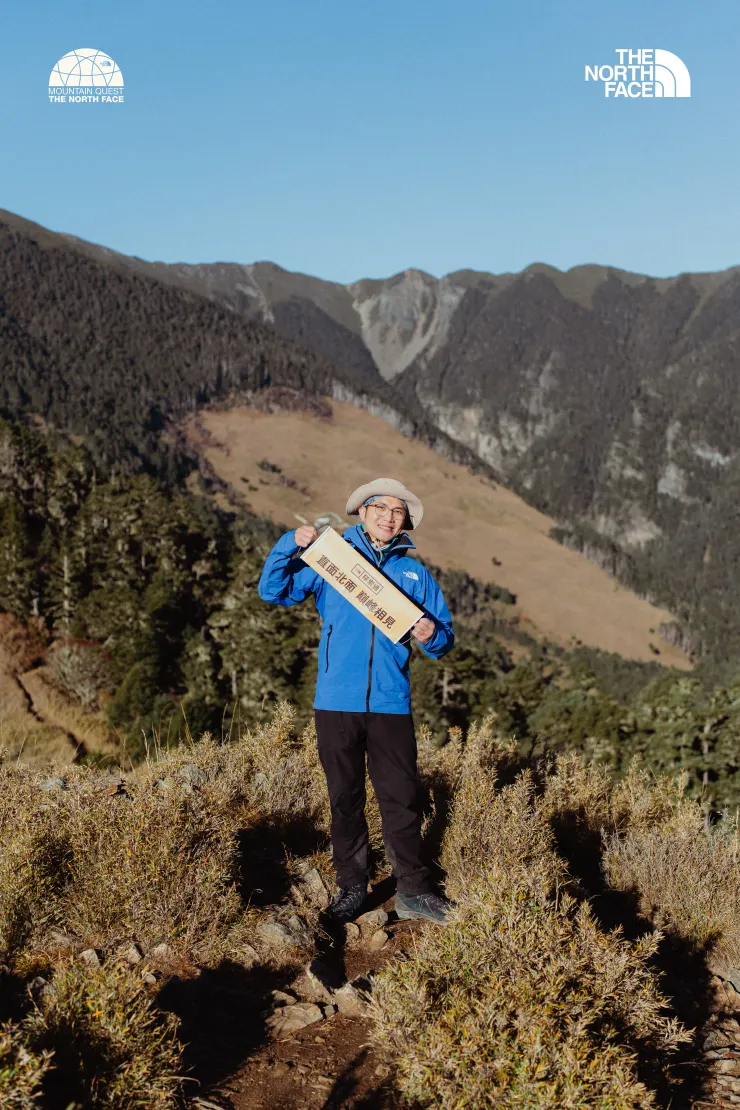 不免俗地要來和日治時期經典到今天的角度合照一下...但為什麼這張圖這麼有軸移的效果,我好像模型啊XD 歐對,我身上的外套,正是陪著我挑戰道拉吉里的SUMMIT SERIES喔!