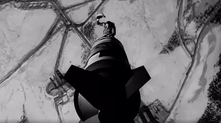 （空軍少校拿著牛仔帽像騎馬一樣的騎著飛彈墜落。圖片為電影截圖）