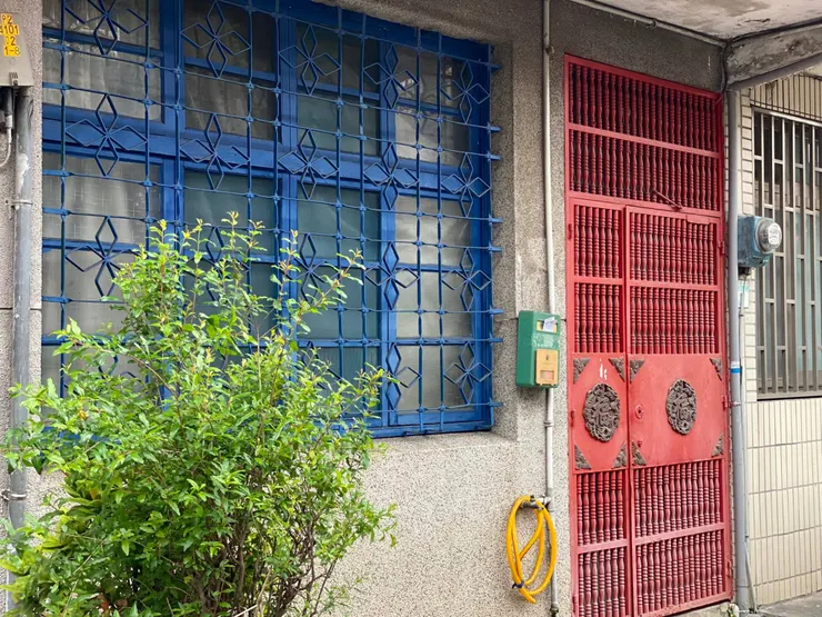 茉莉花巷裡的公寓,留有漂亮的木框窗與鐵花窗