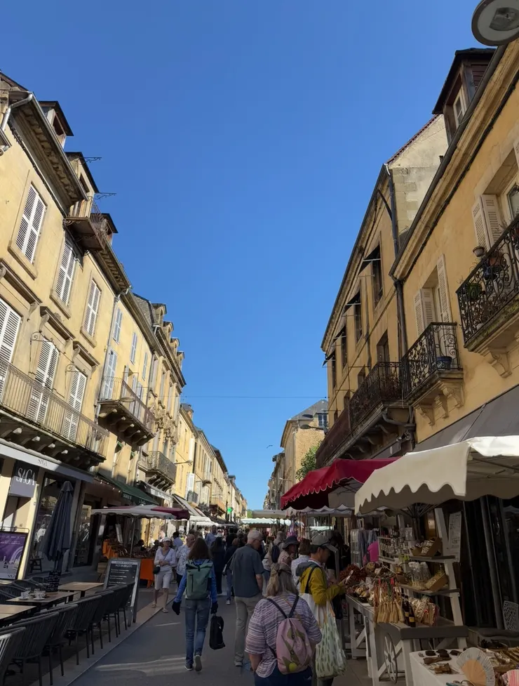 熱鬧的場景從廣場延伸到大街上