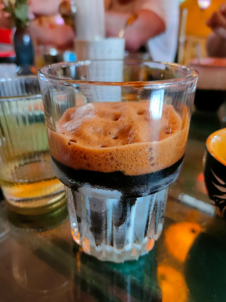 底下是煉乳，需攪拌後才會變白喔