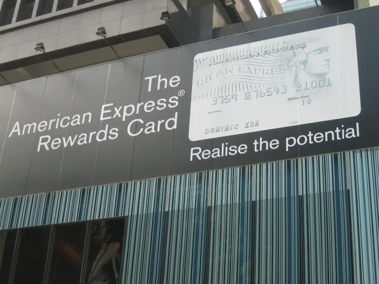 這是在新加坡烏節路上所拍到的美國運通信用卡廣告!