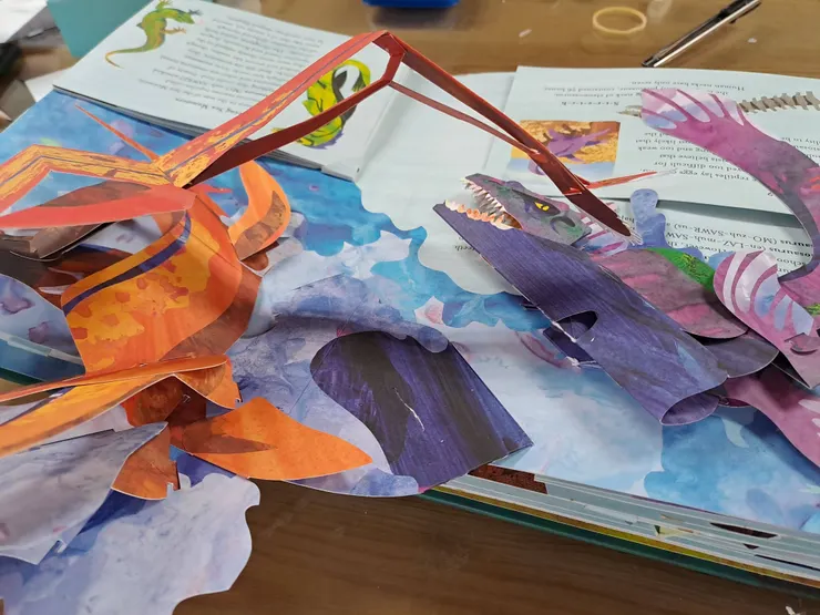 這是從後側拍的角度，在書本攤平的狀態下，小紫癱在頁面上