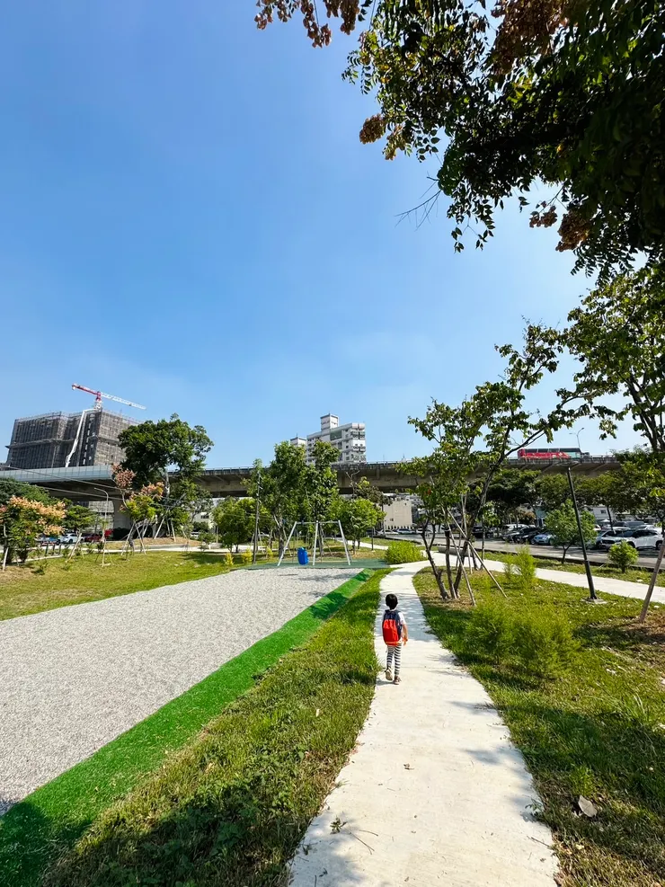 滑索區右側這條無障礙通道讓照顧者帶孩子玩完之後比較方便推行。(十全公園)