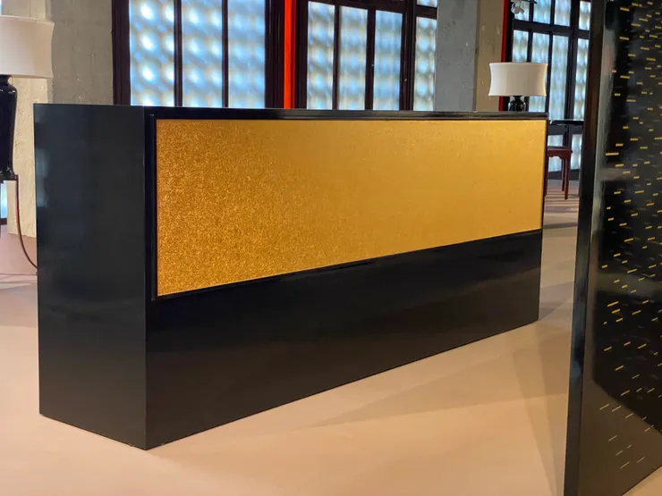 復刻的雙面矮櫃，黝黑面，金箔與細框