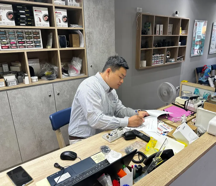 吳少暉工作照。（圖片來源：耳寶助聽器聽見美好生活粉絲團）