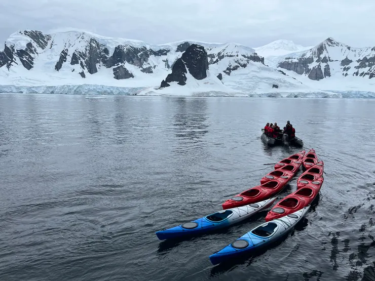 探險隊員運送獨木舟，庫佛維爾島（Cuverville Island），Credit to Laura Martin