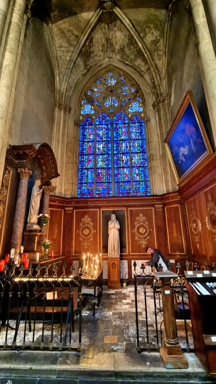 【要光有光彩色玻璃窗令人嘆嗟 仰之彌高無數拱柱連環接穹頂 祭壇與旁廳没繞完腦袋已打結】