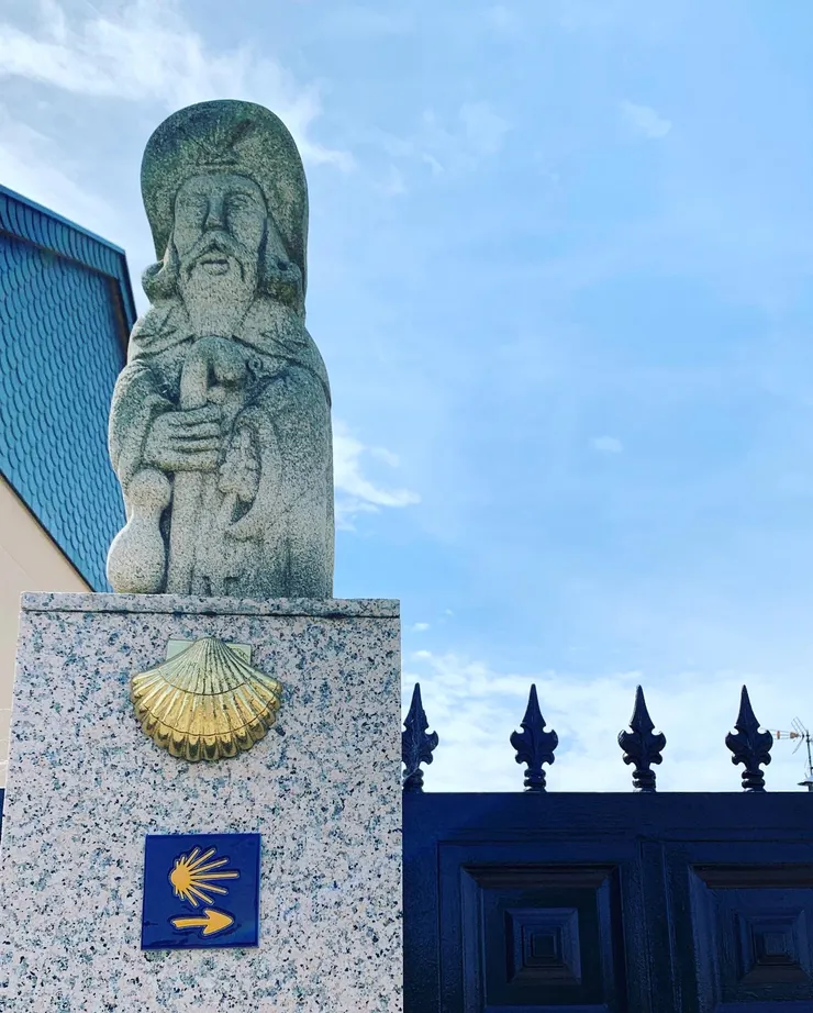 圖八:居民自製的朝聖者箭頭與雕像