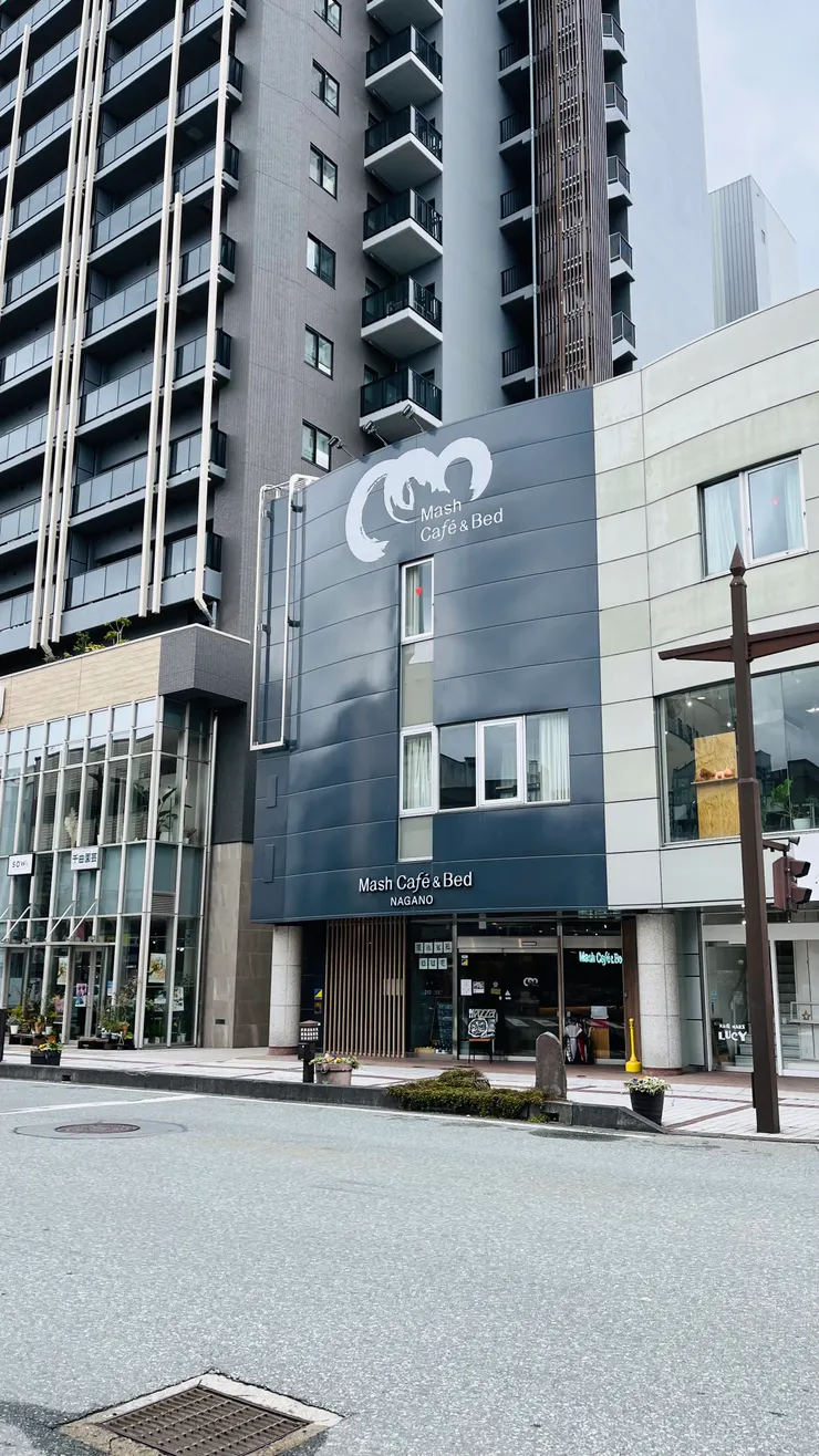 看名字就知道它是同時有咖啡廳和旅館的複合式商店。