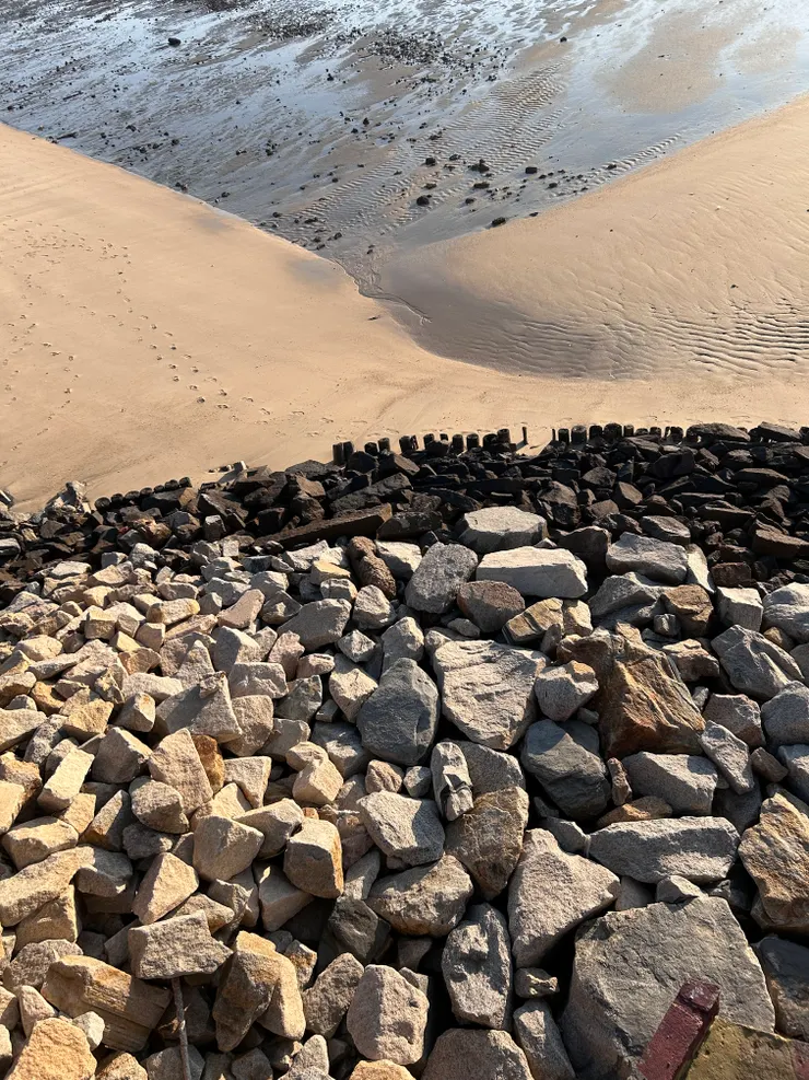 好奇金門石頭敲開會不會有晶體？