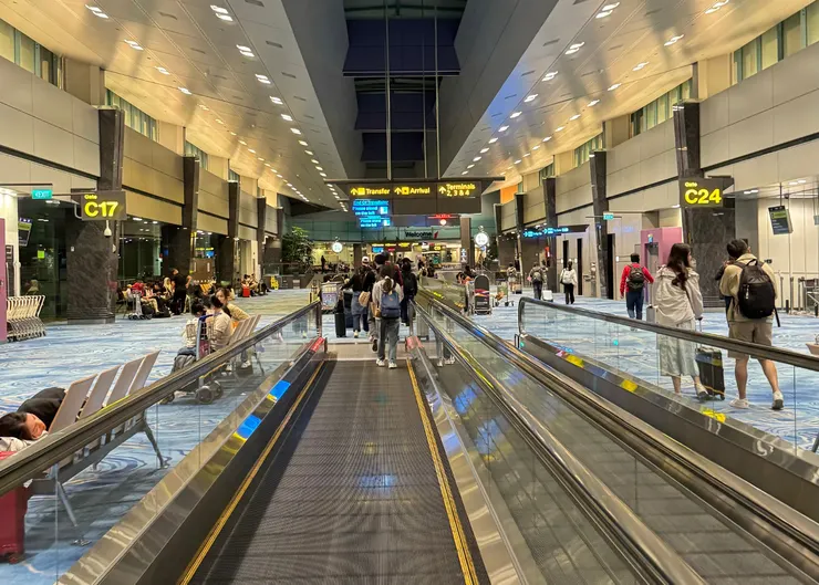 凌晨的機場到處都是睡覺等轉機的人們