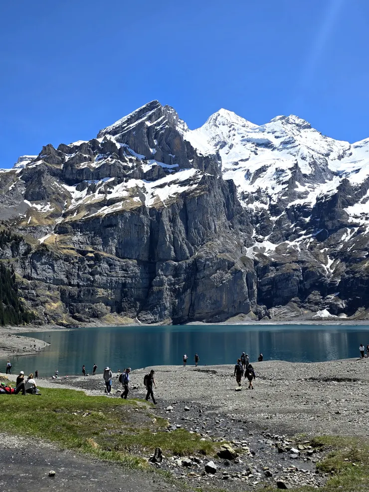 尚未融雪的山頭超級美，很多人在湖泊旁邊野餐，我也不例外。這不僅是一次湖畔野餐，更是一場在世界自然遺產中，用五感與大自然親密對話的難得體驗。