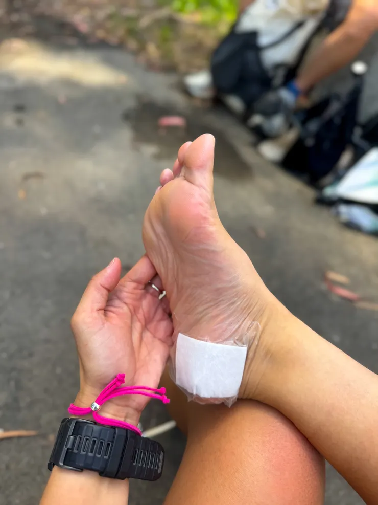 PM3:25 撐不住了！！腳底板實在太痛了，水泡也長大不少！！ 貼ok繃換上五指襪！搞定～～