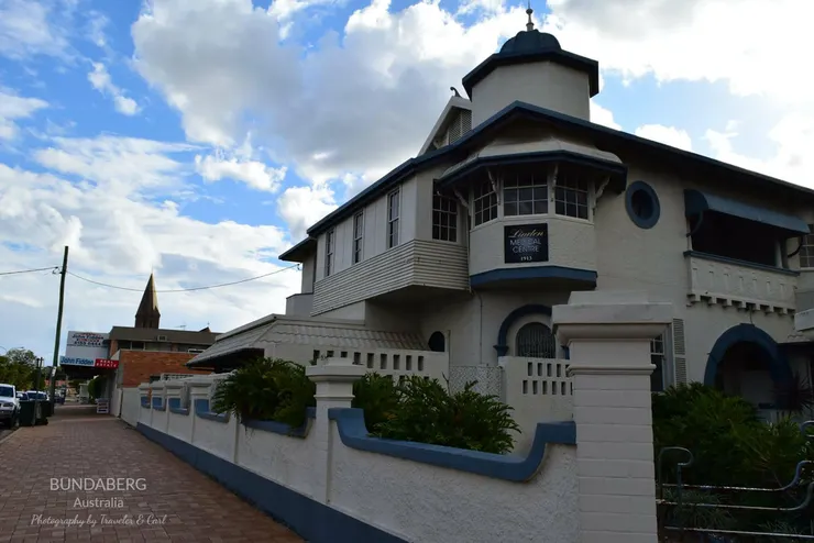 採買日走在街道上，藍白的建築有希臘的味道