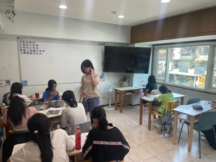 教導高年級的小朋友製作小書