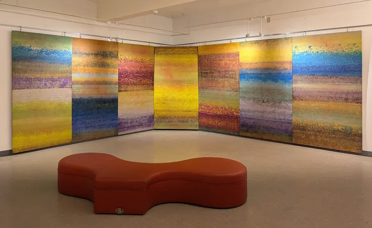 積吶虹光，〈青天白日滿地「虹」〉，壓克力顏料、宣紙，840 X 244 cm。