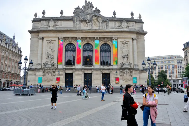 【牽著阿肥穿越戴高樂歌劇院廣場！背景建築為重建於1903年的新古典式里爾歌劇院。此次遊歐，預訂了9/16巴黎愛樂廳倫敦交響樂團演奏的票，卻没想到在里爾聽場歌劇。】