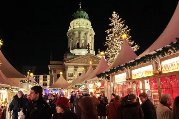 圖片出處：https://www.top10berlin.de/de/cat/anlaesse-270/weihnachtsmaerkte-2275/weihnachtszauber-auf-dem-gendarmenmarkt-2697