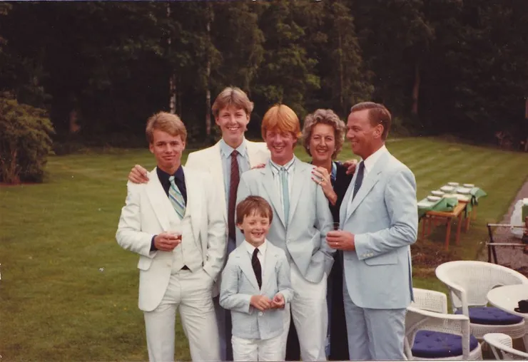 1981 年，比約恩大學派對上的全家福。