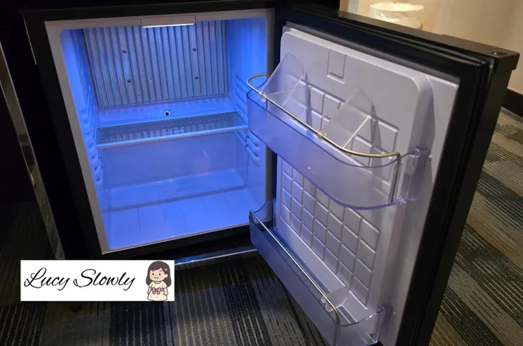 康瀚行旅房間內有小冰箱