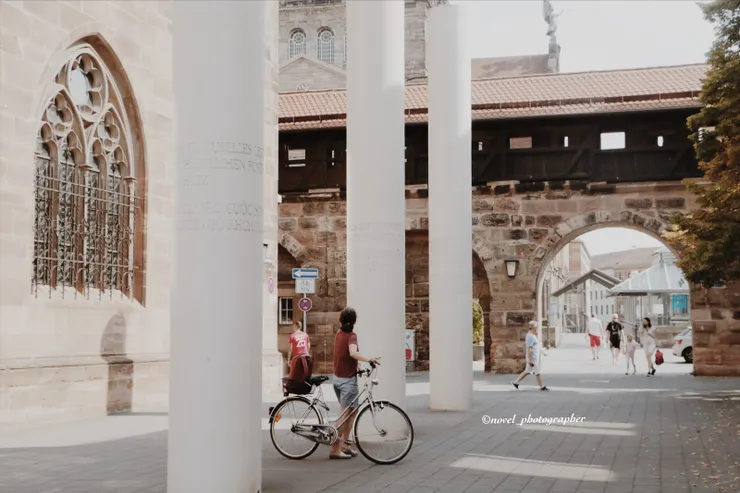 2023年6月於紐倫堡人權大道 Street of Human Rights。此白色圓形柱子由以色列藝術家Dani Karavan 設計，每根柱子上刻著不同語言的《世界人權宣言》。2023年6月於紐倫堡舊城區Weißgerbergasse街。/拍攝：蝦那