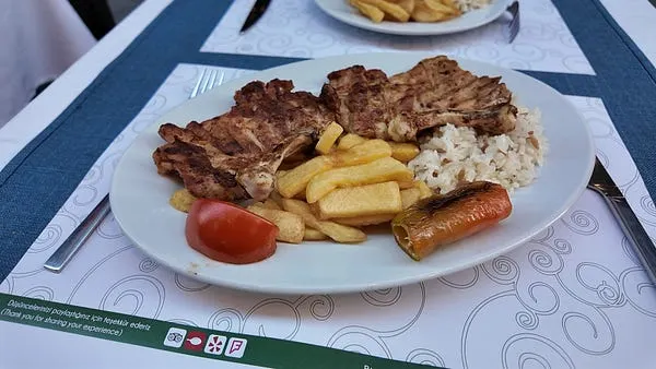 上圖是我的雞肉排餐，大約280里拉；下圖是男友的牛肉餐，300多里拉。加上各自點的飲料，最後結帳是910里拉。現在回頭看，如果要吃到最值得，可以往價錢高的餐點點，應該會做得更精緻，提升划算感（？