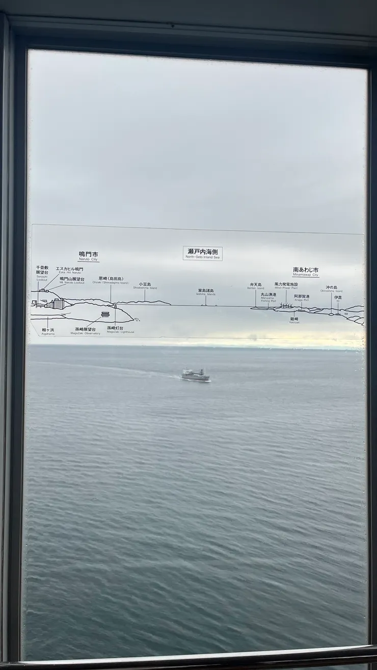附近有許多島和許多設施。