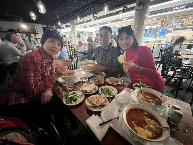 豐富的料和濃郁的湯，配上吃到飽的麵包和生菜。