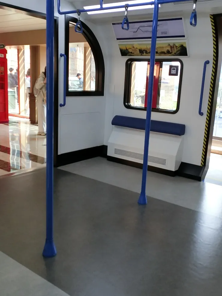 原來倫敦的車廂跟香港的滿像，驟眼看以為自己回香港坐車了。