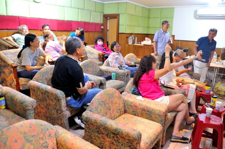 【室內一群同混到老的正Ｋ歌歡樂】