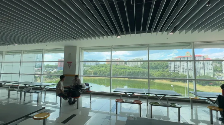 轉運站美食區的景色超棒