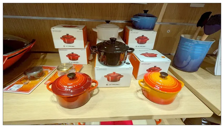 太太很喜歡這個品牌, 我買了一個迷你鑄鐵鍋, 因為行李箱空間有限阿~~25歐吧 沒記錯的話