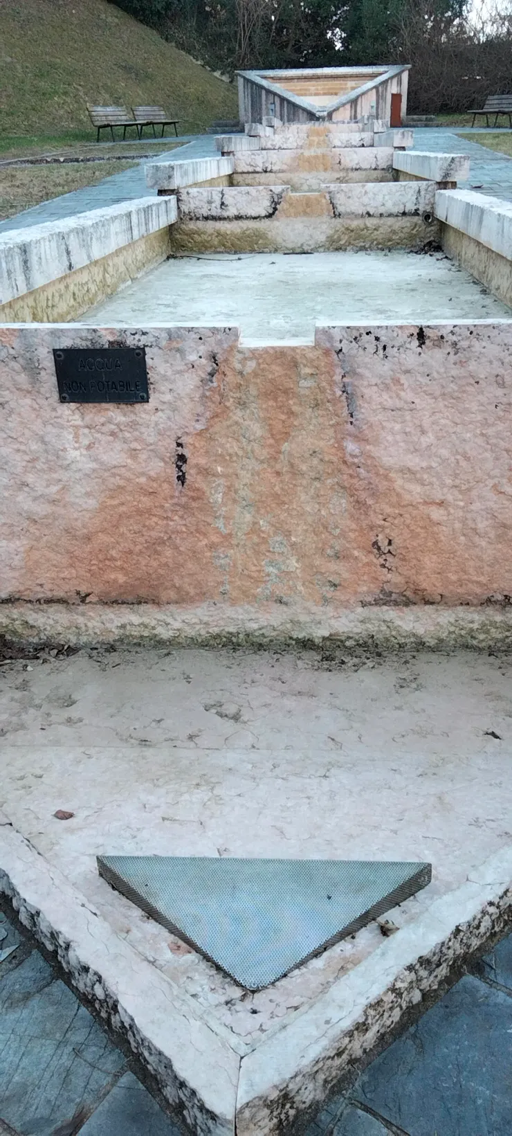 已廢棄不用的蓄水池