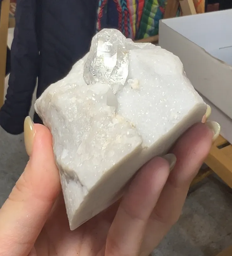 長在大理石上的閃靈鑽，來自義大利卡拉拉礦區