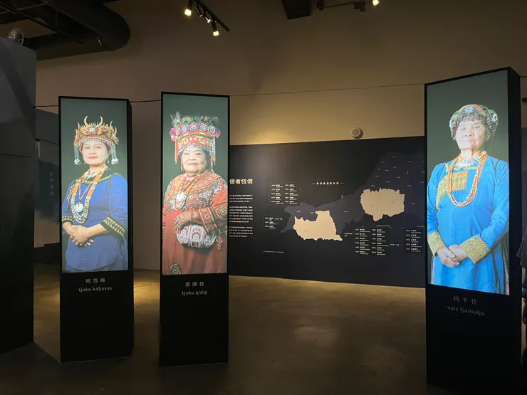 多座螢幕呈現靈媒面容