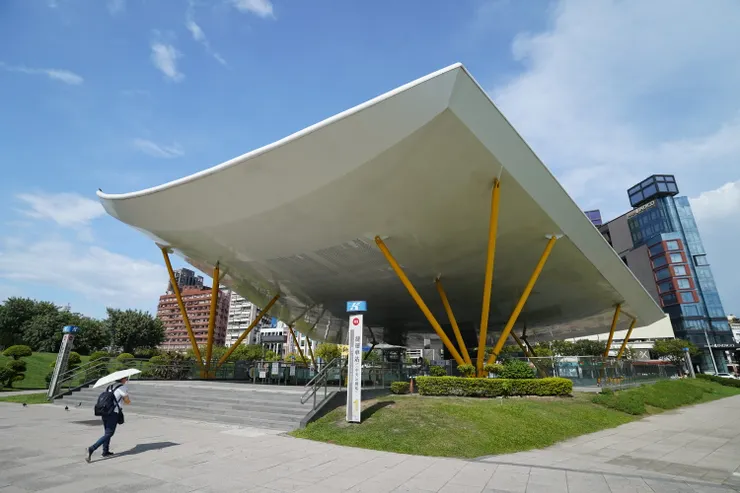 由英國建築師理查羅傑斯所設計的高雄捷運中央公園站（©陳坤毅）