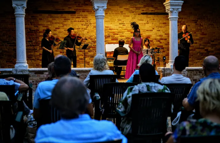 那些古羅馬式支柱可是真實建築環境啊！在這裡演唱歌劇真有古希臘劇場的況味