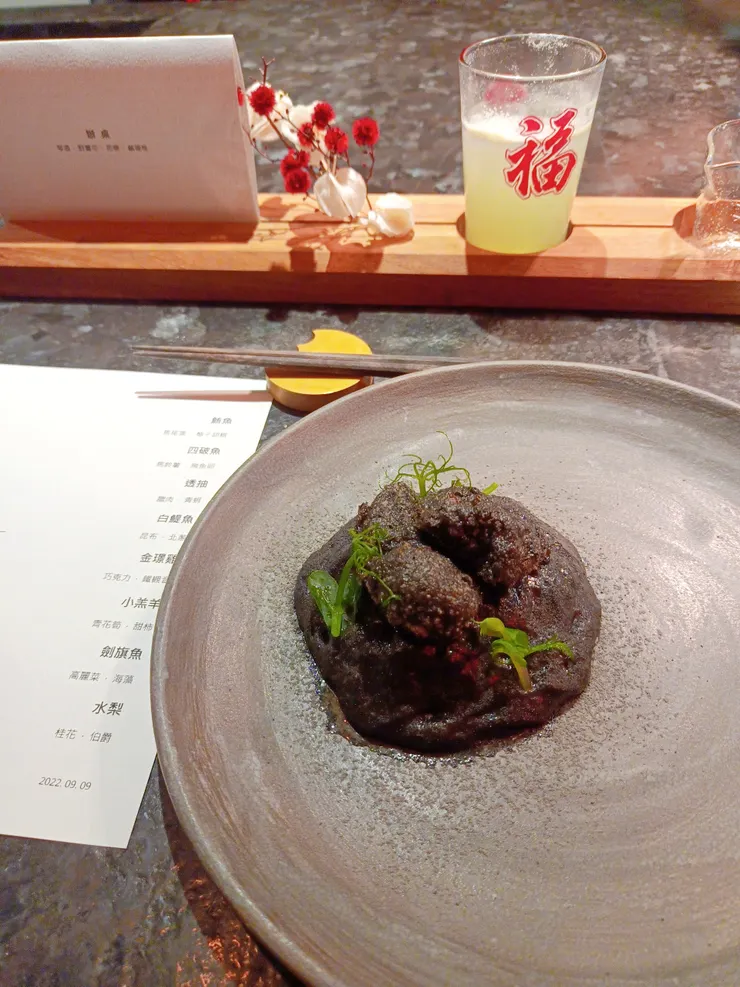 黑色泡泡中的炸鮮蚵