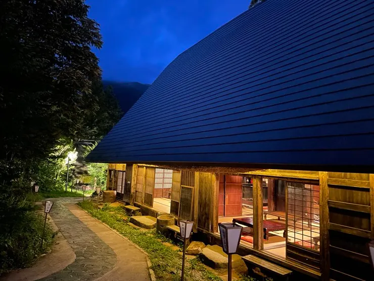 夢幻藍調時刻！附上一張在平湯小鎮找餐廳時的照片