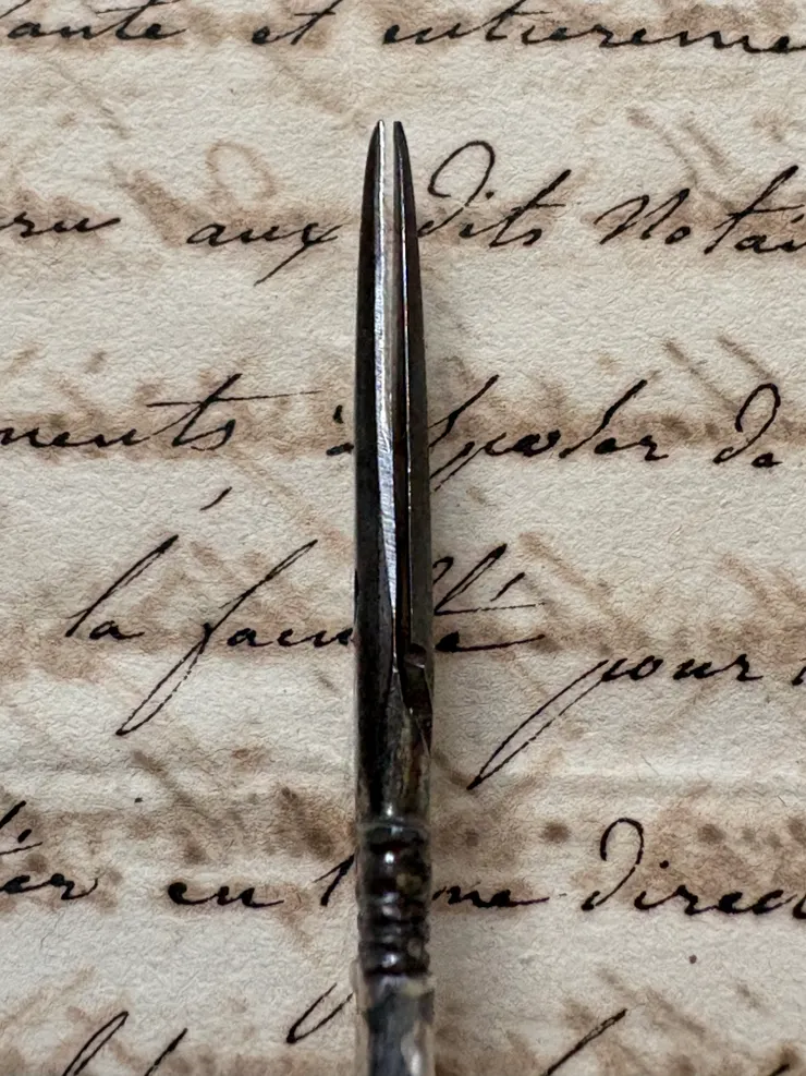 刀片無法精準重合且軸心偏鬆散(1)