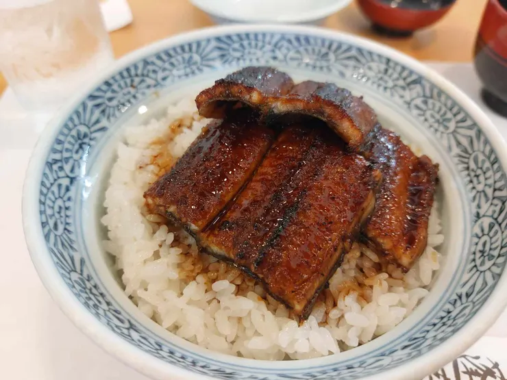 鰻魚飯定食，雖然只有三片，但鰻魚是真的處理得很細緻，搭配香噴噴的白飯真的很好吃
