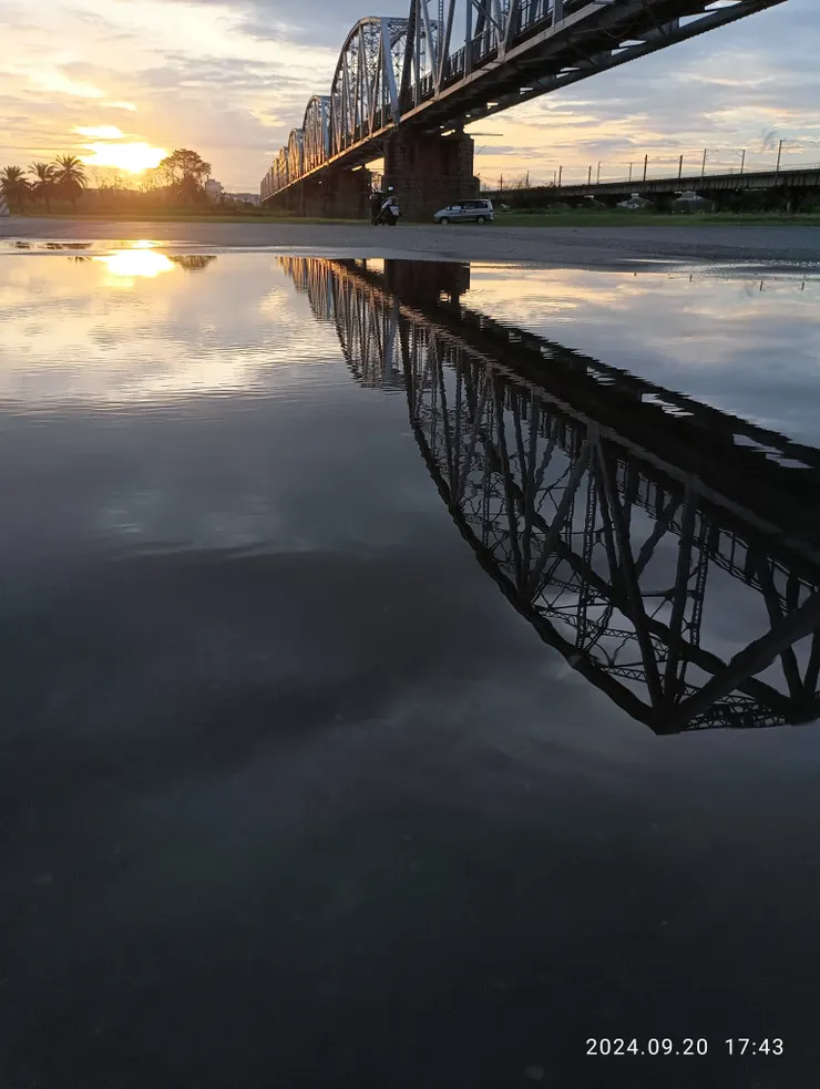 雲霞隨手摘取贈，自拍攝