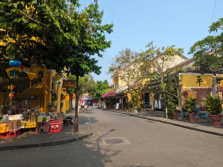 空盪盪的街景，店家還沒開